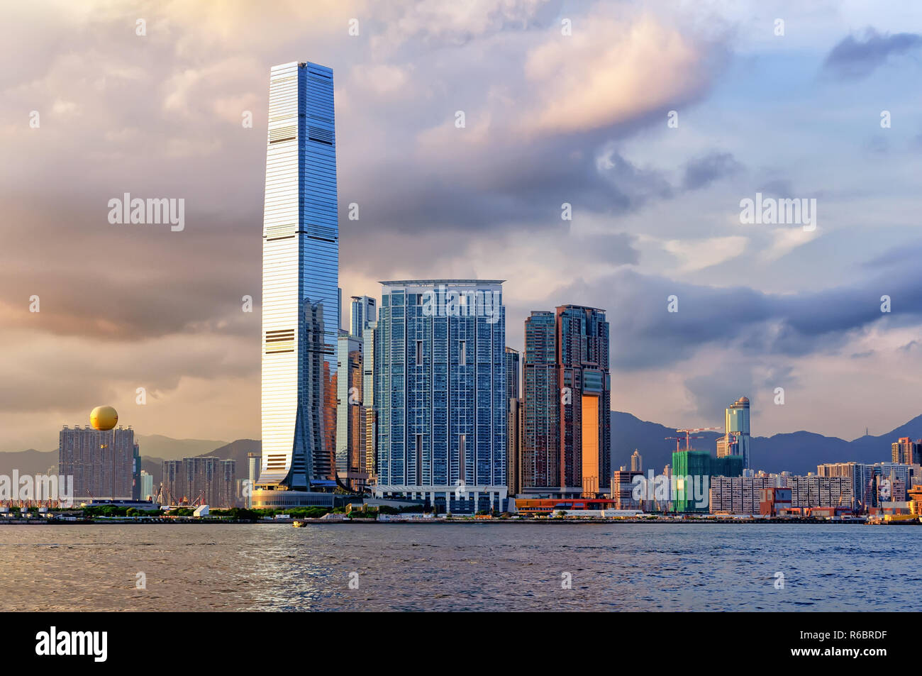 Blick auf den Union Square buildingsd bei Sonnenuntergang, Hong Kong. Union Square ist ein Gewerbe- und Wohnimmobilien in der West Kowloon Reclamation Stockfoto