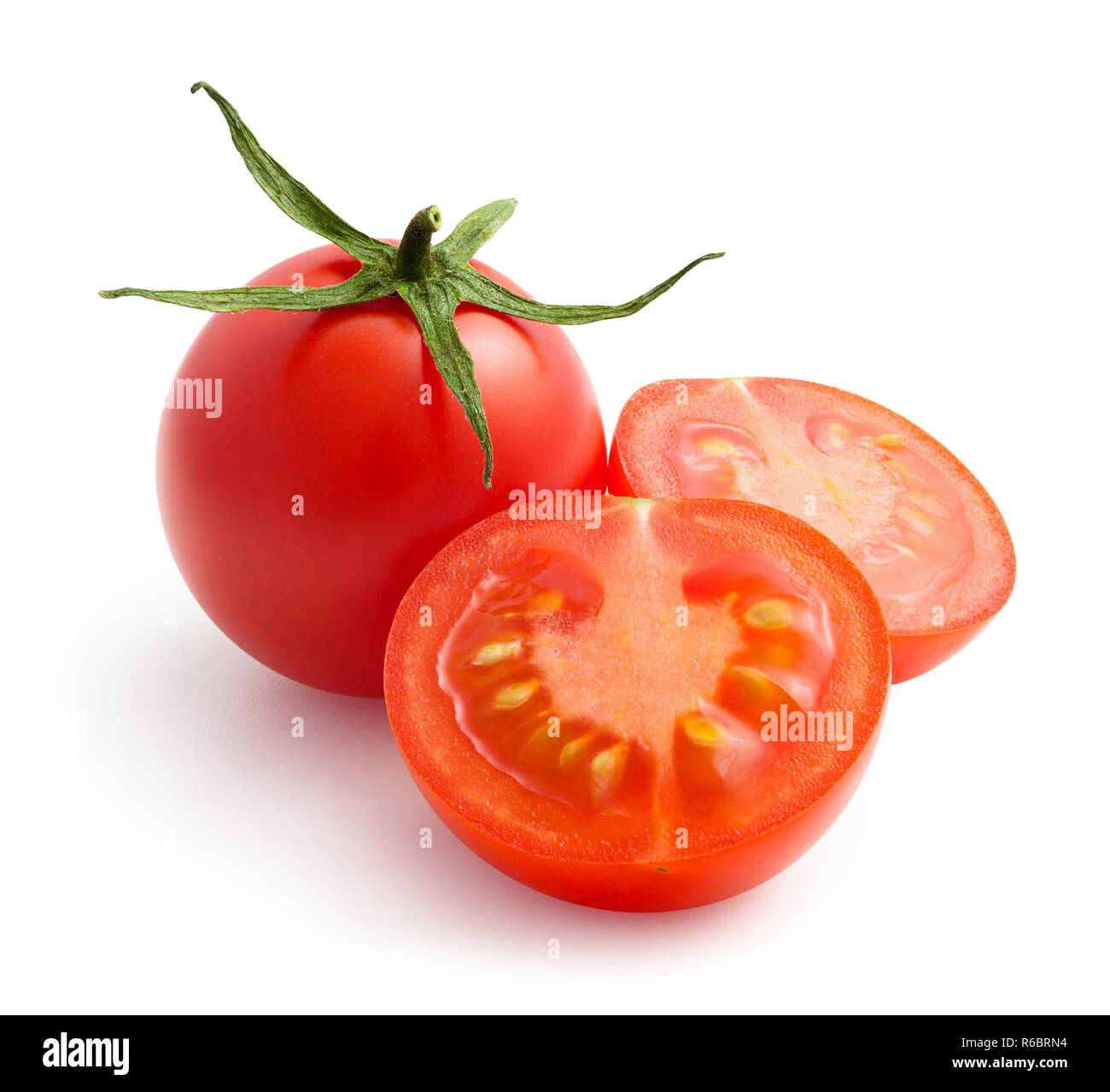 Tomaten. Ganze und halbe auf weißem Hintergrund Stockfoto