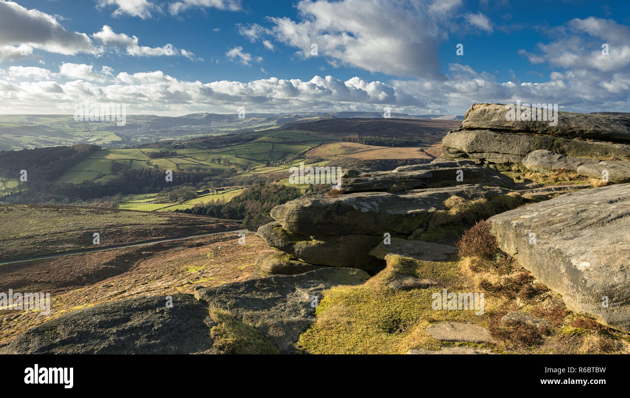 Dies ist die herrliche Aussicht von stanage Edge, die in den Bereich der High Peak Peak District National Park befindet. Es war eine unglaublich windig Ende Feb. Stockfoto