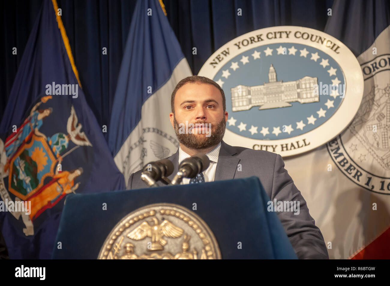 New York City Rat Mitglied Joseph C. Borelli (R-SI) und die Mitglieder des New York City Rat halten eine Nachrichten Konferenz am Mittwoch, 28. November 2018 im Red Room von New York City Hall über anstehende Gesetzgebung. Abstimmung des Rates über den Ausbau der Wähler Protection Services für inhaftierte Personen wurde unter einer Vielzahl von anderen Rechnungen diskutiert. Borelli ist einer von drei Republikaner auf den Rat. (Â© Richard B. Levine) Stockfoto