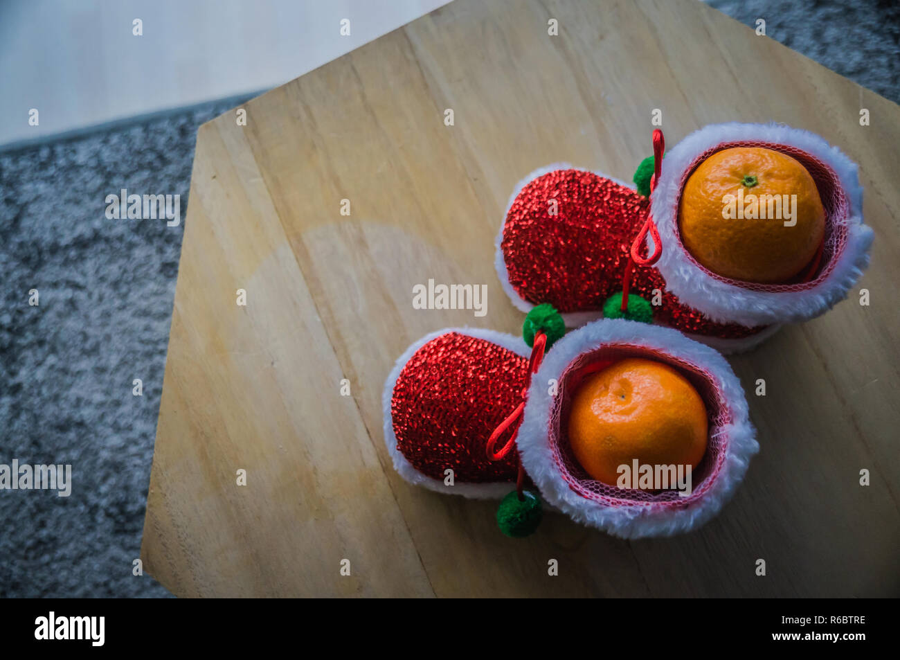 Gesunde Weihnachten behandeln. Mandarin in Santa Schuh. Stockfoto