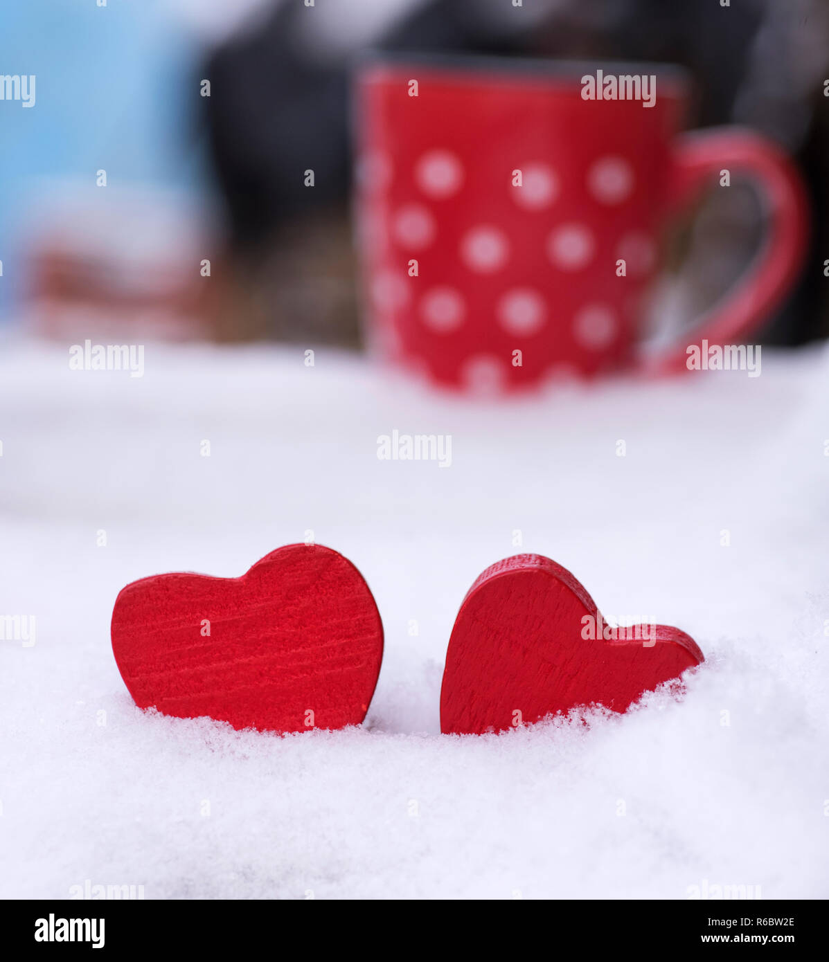 Zwei Holz- roten Herzen auf dem Schnee Stockfoto