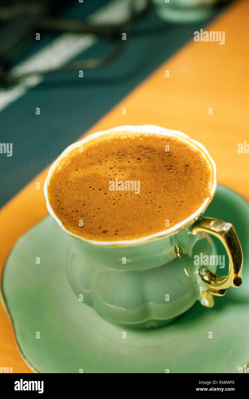 Türkischer Kaffee in einer grünen Schale Stockfoto