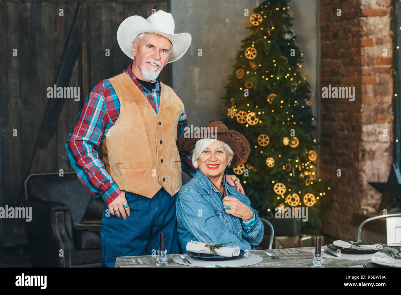 Ältere Menschen stellen einen Tisch am Vorabend des neuen Jahres party Stockfoto
