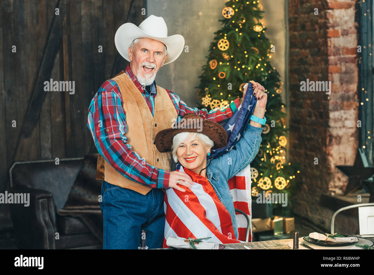 Amerikanische senior Paar beim Neuen Jahres am Weihnachtsbaum Hintergrund Stockfoto