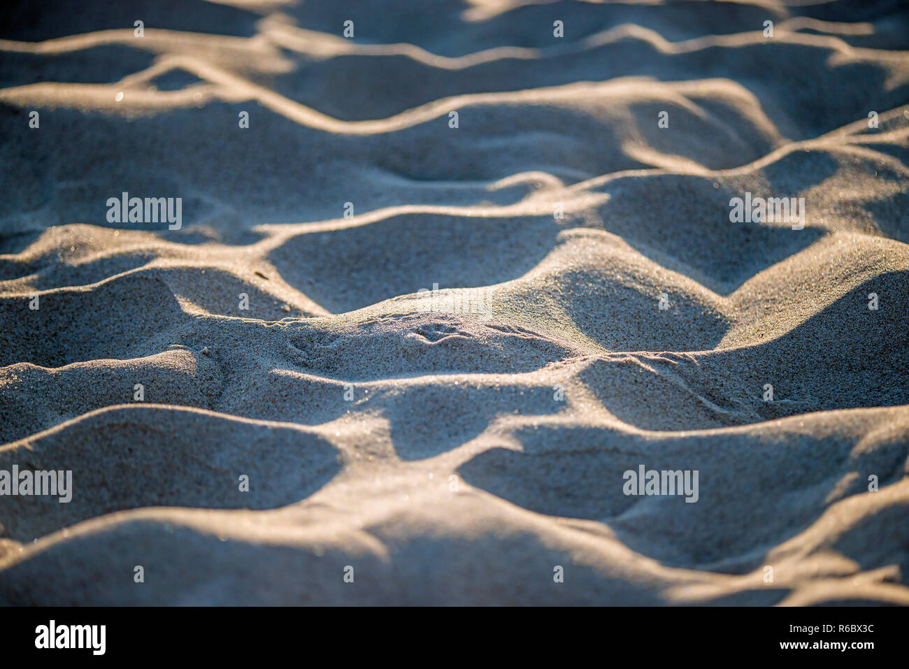 Sand an einem Strand mit Formen Stockfoto