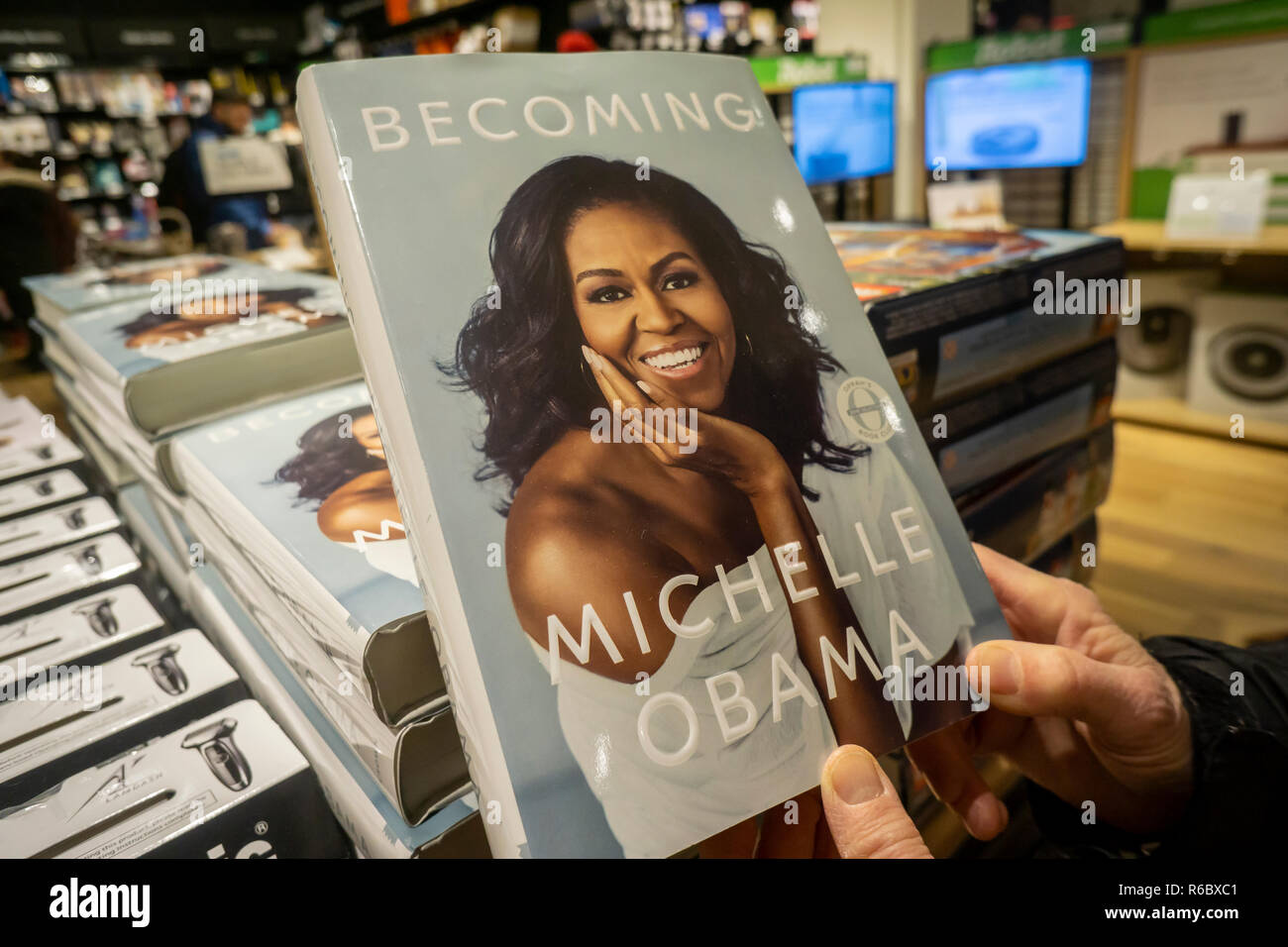 Kopien des Buches ehemalige Premieren Lady Michelle Obamas 'Immer' in einem Amazon Store in New York am Samstag, 1. Dezember 2018. Obama's Buch über 2 Millionen Kopien in allen Formaten verkauft während der Forst 15 Tage damit zum meistverkauften Buch von 2018. (Â© Richard B. Levine) Stockfoto