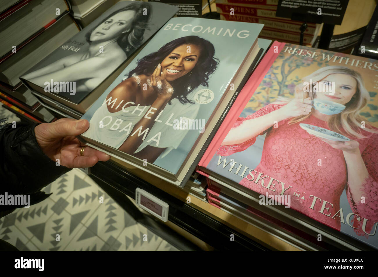 Kopien von Lady Michelle Obamas Buch „Going“ in einem Amazon-Store in New York am Samstag, den 1. Dezember 2018. Obamas Buch hat in den ersten 15 Tagen über 2 Millionen Exemplare in allen Formaten verkauft und ist damit das meistverkaufte Buch von 2018. (â Richard B. Levine) Stockfoto
