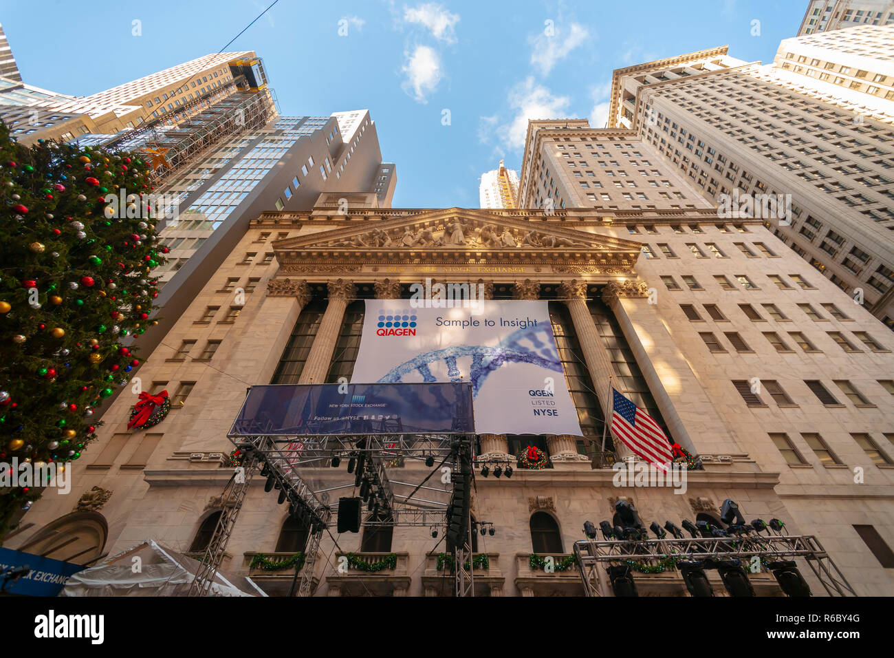 Mitten in den Vorbereitungen für den Abend Urlaub baum Beleuchtung der New York Stock Exchange in Lower Manhattan in New York am Donnerstag, November 29, 2018 ist mit einem Banner für die qiagen Börsengang eingerichtet. Qiagen bietet DNA- und RNA-Sequenzierungen und die damit verbundenen Dienstleistungen. (Â© Richard B. Levine) Stockfoto