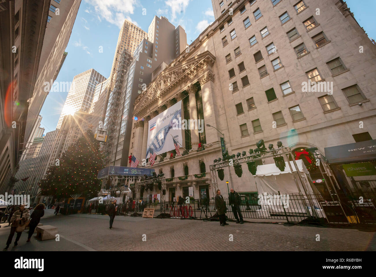 Mitten in den Vorbereitungen für den Abend Urlaub baum Beleuchtung der New York Stock Exchange in Lower Manhattan in New York am Donnerstag, November 29, 2018 ist mit einem Banner für die qiagen Börsengang eingerichtet. Qiagen bietet DNA- und RNA-Sequenzierungen und die damit verbundenen Dienstleistungen. (© Richard B. Levine) Stockfoto