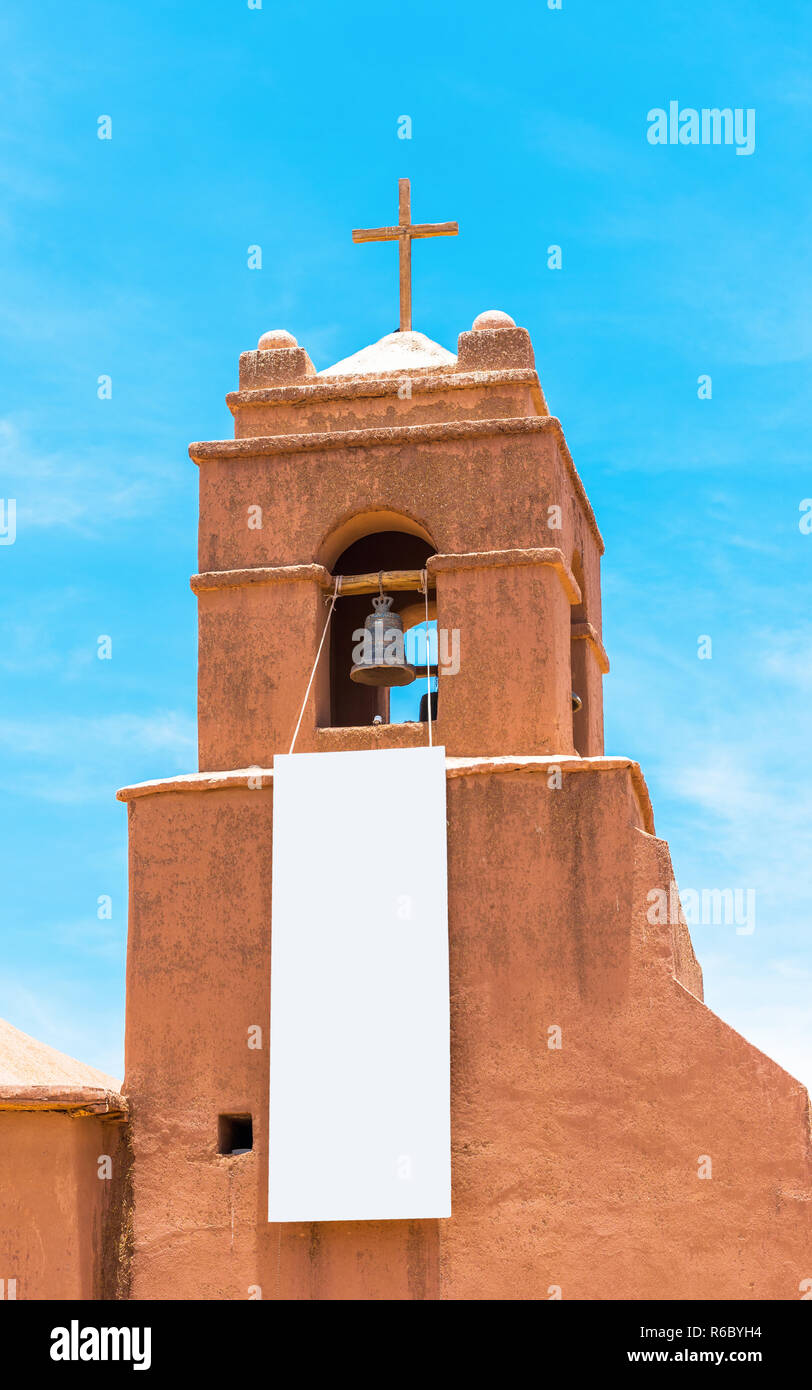 Anzeigen des Banners an der Fassade der Kirche in San Pedro de Atacama, Chile. Rahmen für Text. Vertikale Stockfoto