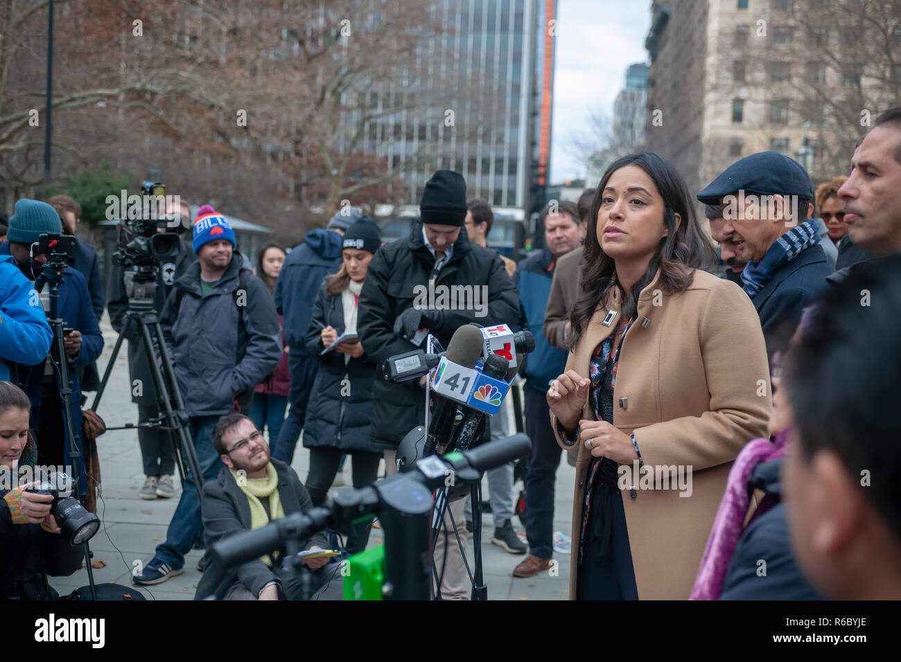 New York City Rat Mitglied Carlina Rivera, rechts, mit anderen Mitgliedern des Rates und den Transport Anhänger auf einer Pressekonferenz am Mittwoch, 28. November 2018 auf die Schritte der NY City Hall diskutieren noch ausstehender Rechtsvorschriften, die elektroroller legalisieren würden und E-Bikes auf den Straßen der Stadt. (© Richard B. Levine) Stockfoto