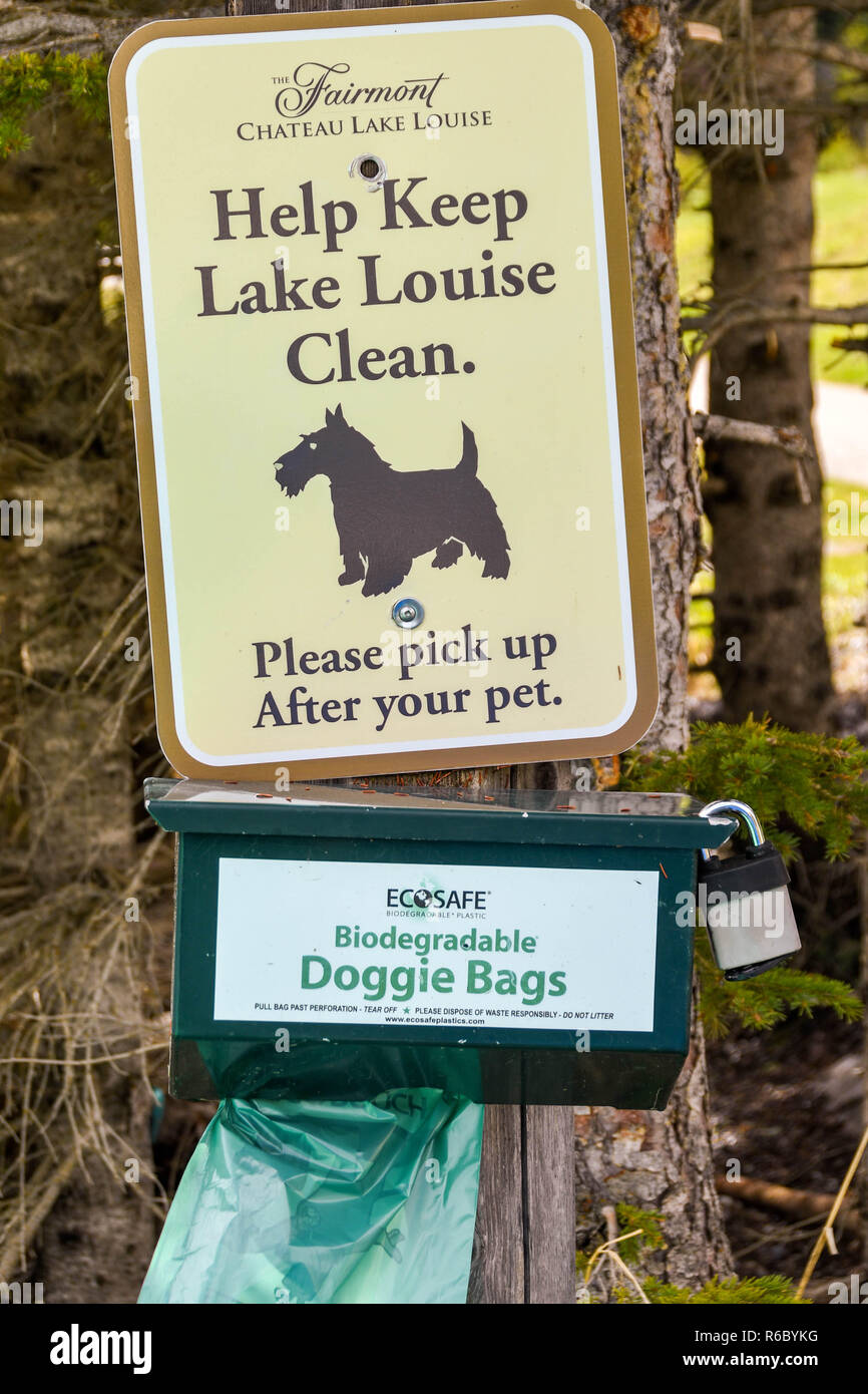 LAKE LOUISE, Alberta, Kanada - Mai 2018: Zeichen außerhalb des Fairmont Chateau Lake Louise Hotel Förderung Hundebesitzer keine Verwirrung von ihr zu reinigen Sie Stockfoto