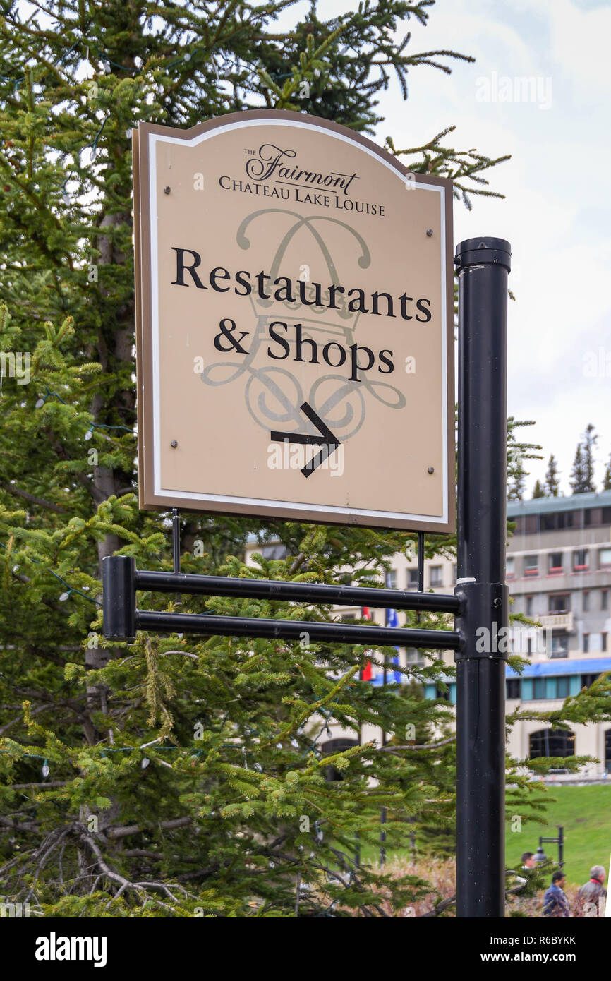 LAKE LOUISE, Alberta, Kanada - Mai 2018: Zeichen außerhalb des Fairmont Chateau Lake Louise Hotel sehen Besucher die Richtung auf seine Restaurants und sho Stockfoto