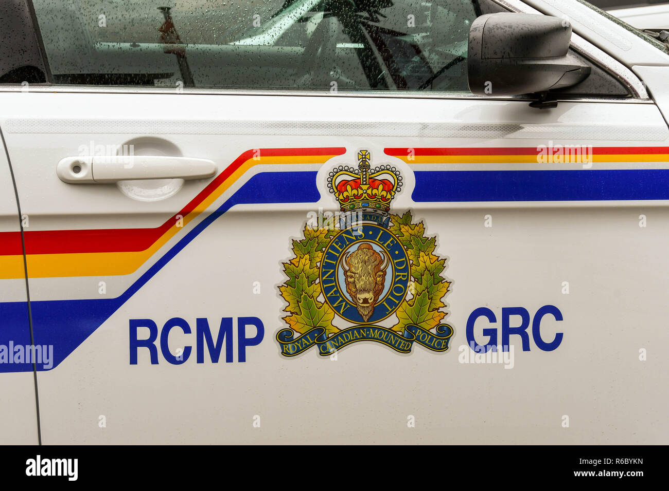 BANFF, Alberta, Kanada - Mai 2018: Nahaufnahme der Abzeichen auf der Seite der Royal Canadian Mounted Police Patrol Auto in Banff. Stockfoto