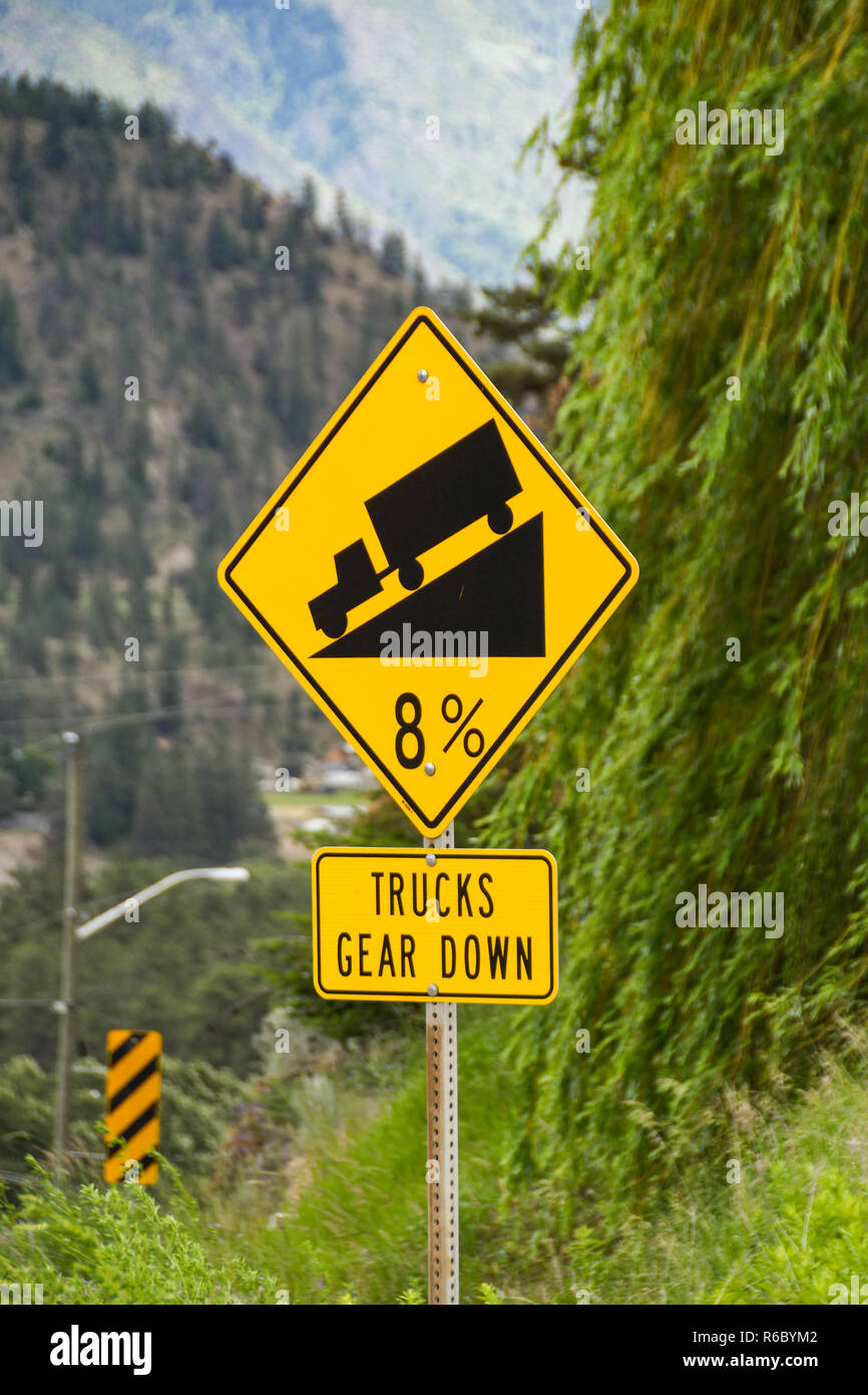 LILOOETT, BRITISH COLUMBIA, KANADA - Juni 2018: Auf dem Weg in Lilooett Warnung LKW-Fahrer von einem steilen Hügel unterzeichnen. Stockfoto