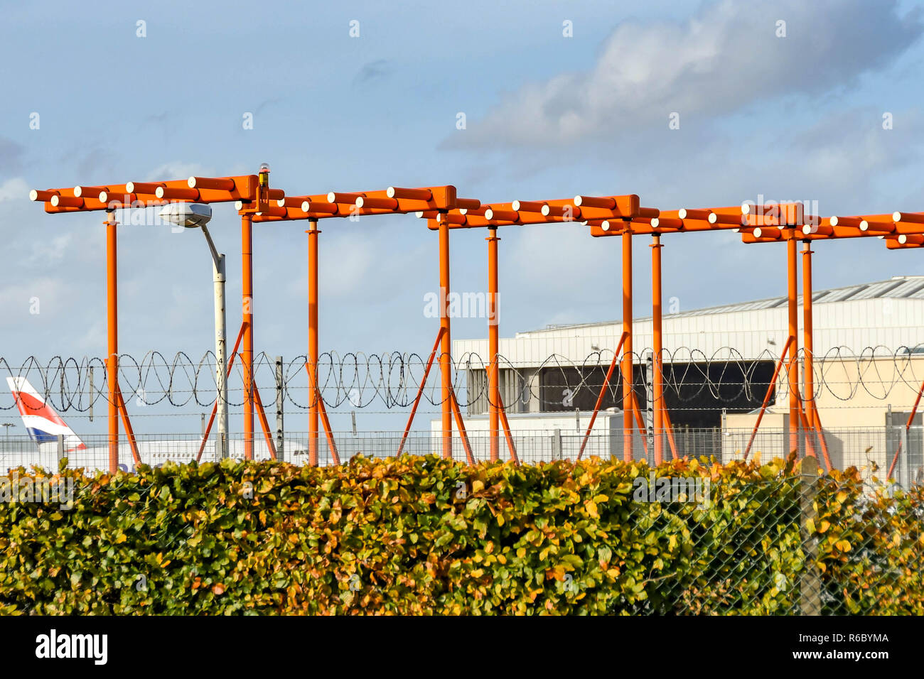 LONDON, ENGLAND - NOVEMBER 2018: Antennen für das Instrument Landing System (ILS) am Flughafen London Heathrow. Stockfoto