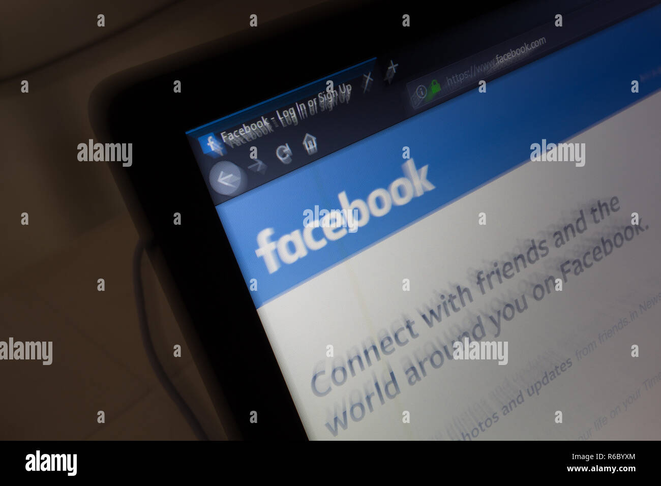 Facebook, Logo auf Ihrer Website wird auf einem Laptop angezeigt. Schießen in der Kamera zoom burst Wirkung, Langzeitbelichtung Stockfoto