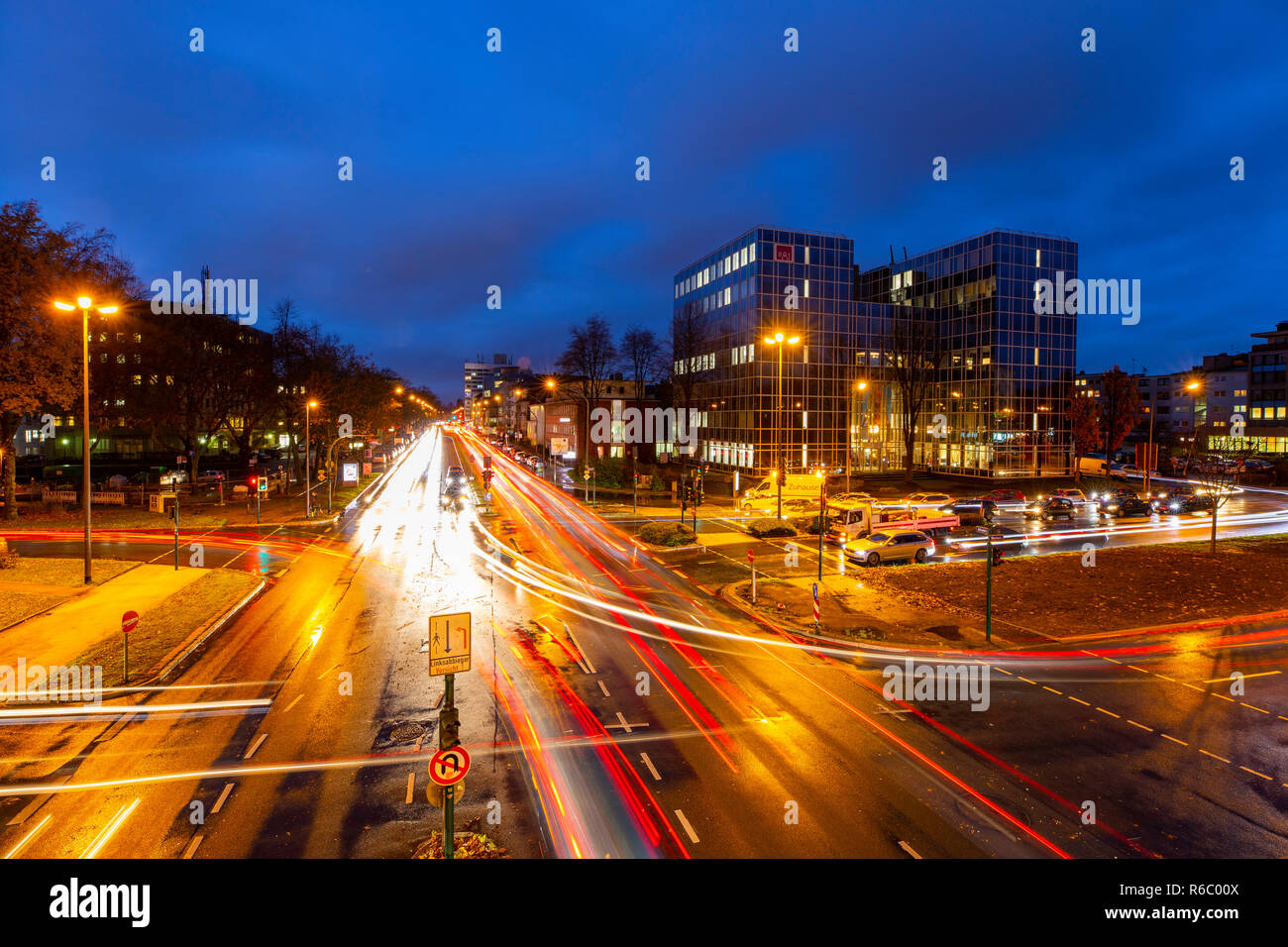 Bundesstraße B224, Alfredstraße in Essen Rüttenscheid, abendlicher Berufsverkehr, of this Bereich wäre auch von einems Dieselfahrverbot betroffen, Stockfoto