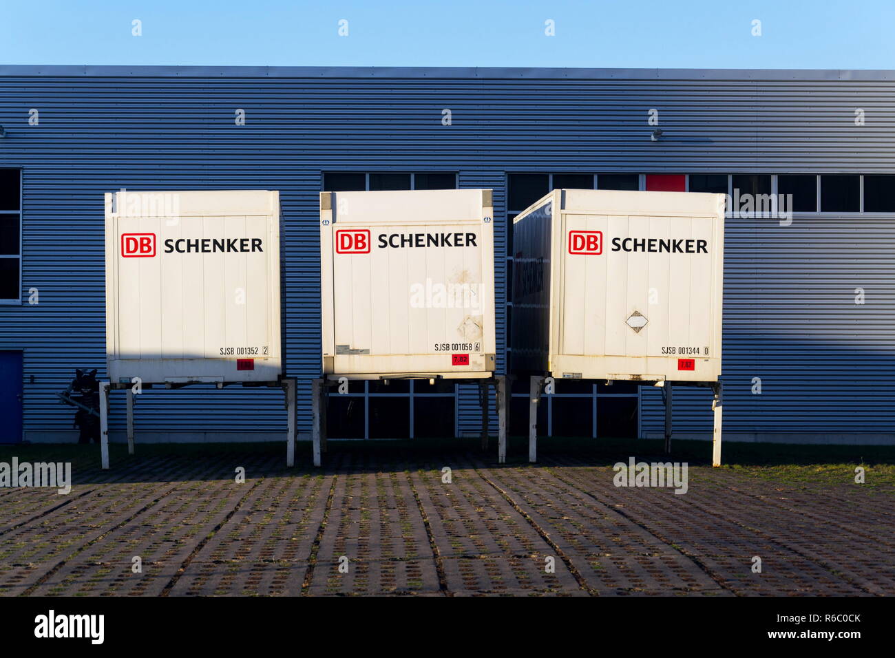 KLADNO, tschechische Republik - 4. DEZEMBER 2018: DB Schenker die Deutsche Bahn Deutsche Bahn AG Logistik Firmenlogo auf Shipping Container Stockfoto
