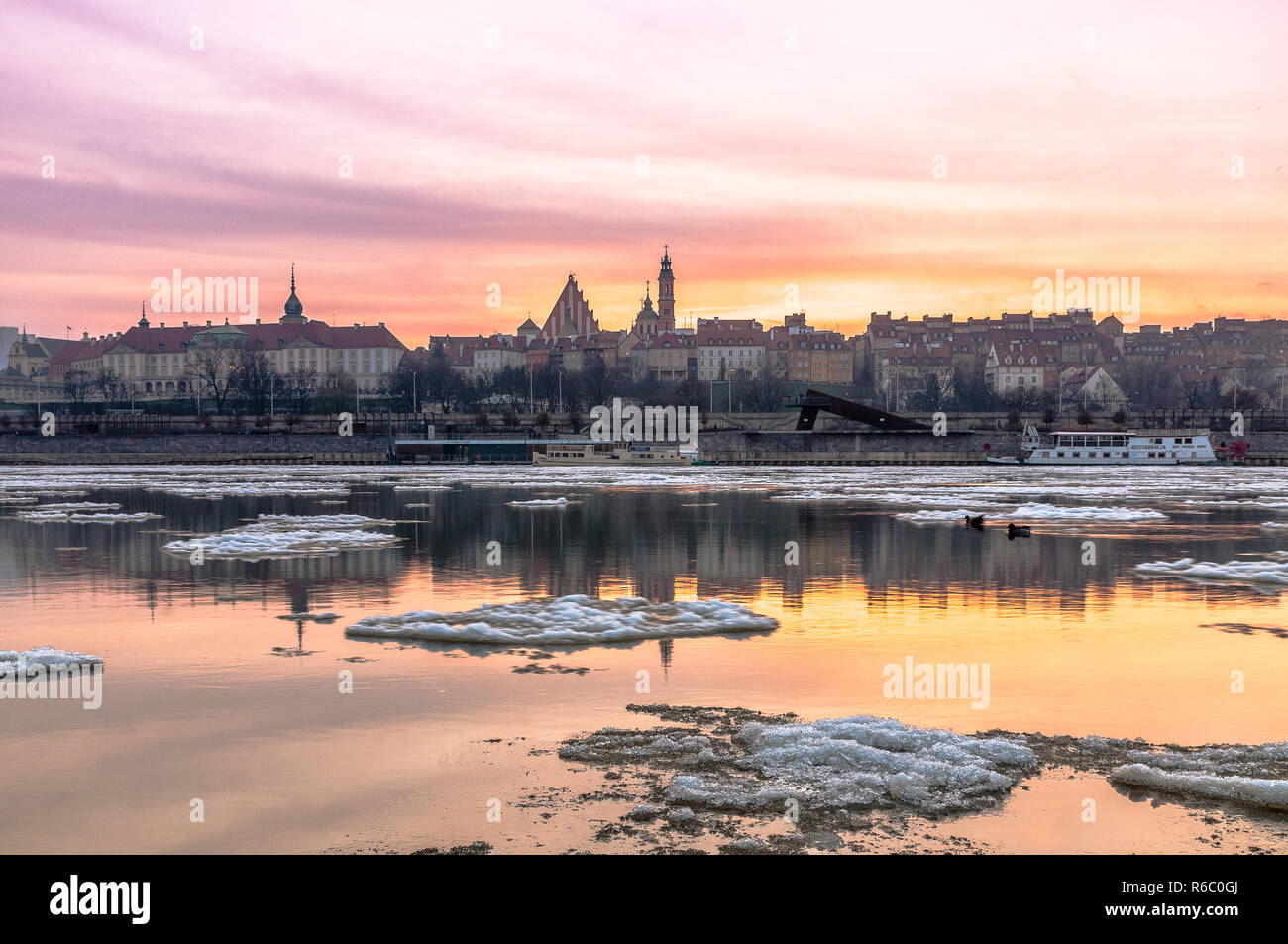 Warschau, Polen. Blick auf die Hauptstadt Polens et abends über die Weichsel prom Praga Seite des Flusses. Stockfoto