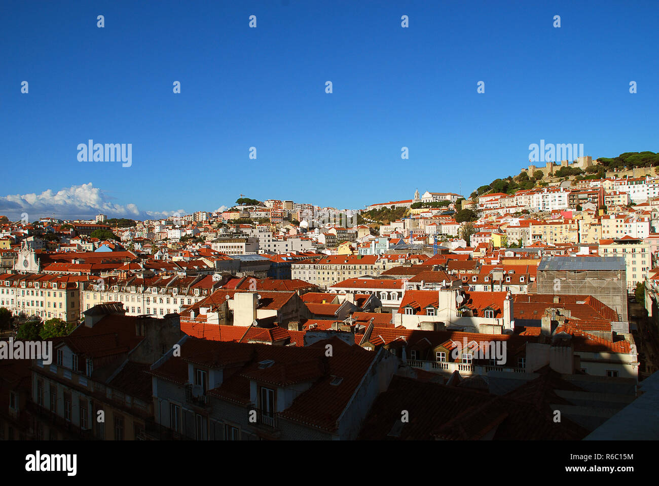 Luftbild der Innenstadt von Lissabon, Portugal. Im Hintergrund (rechte Seite) die Sao Jorge und die umliegenden Gebiete von Castelo und Mouraria Stockfoto