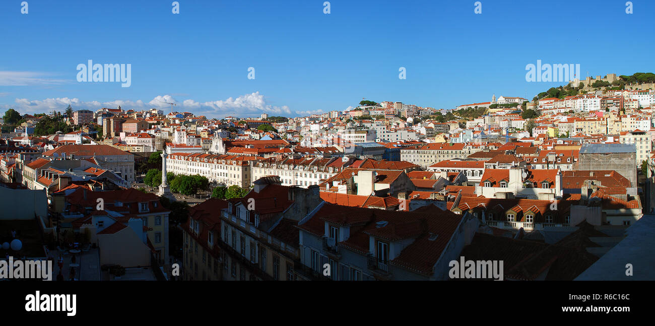 Luftbild der Innenstadt von Lissabon, Portugal. Im Hintergrund (rechte Seite) die Sao Jorge und die umliegenden Gebiete von Castelo und Mouraria Stockfoto