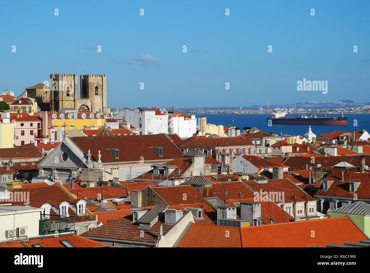 Der Kathedrale von Lissabon (Portugiesisch: Santa Maria Maior de Lisboa oder Se de Lisboa) oft einfach die Se genannt, ist eine römisch-katholische Kirche in Lisbo entfernt Stockfoto