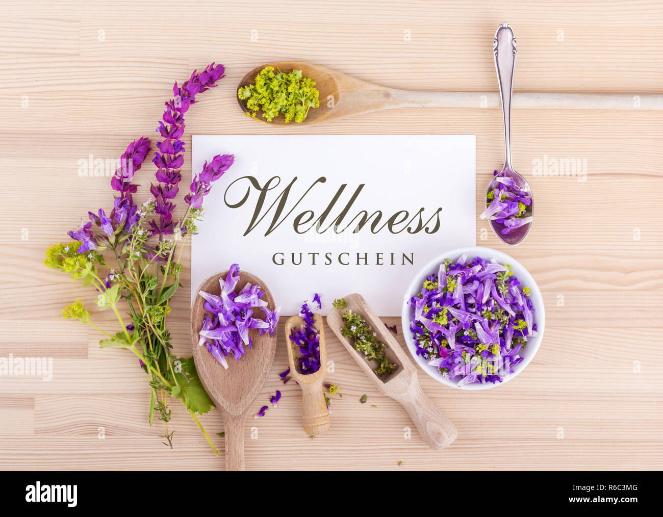 Wellness Gutschein mit Blumen von Salbei, Thymian, Frauenmantel und  deutsche Text Stockfotografie - Alamy