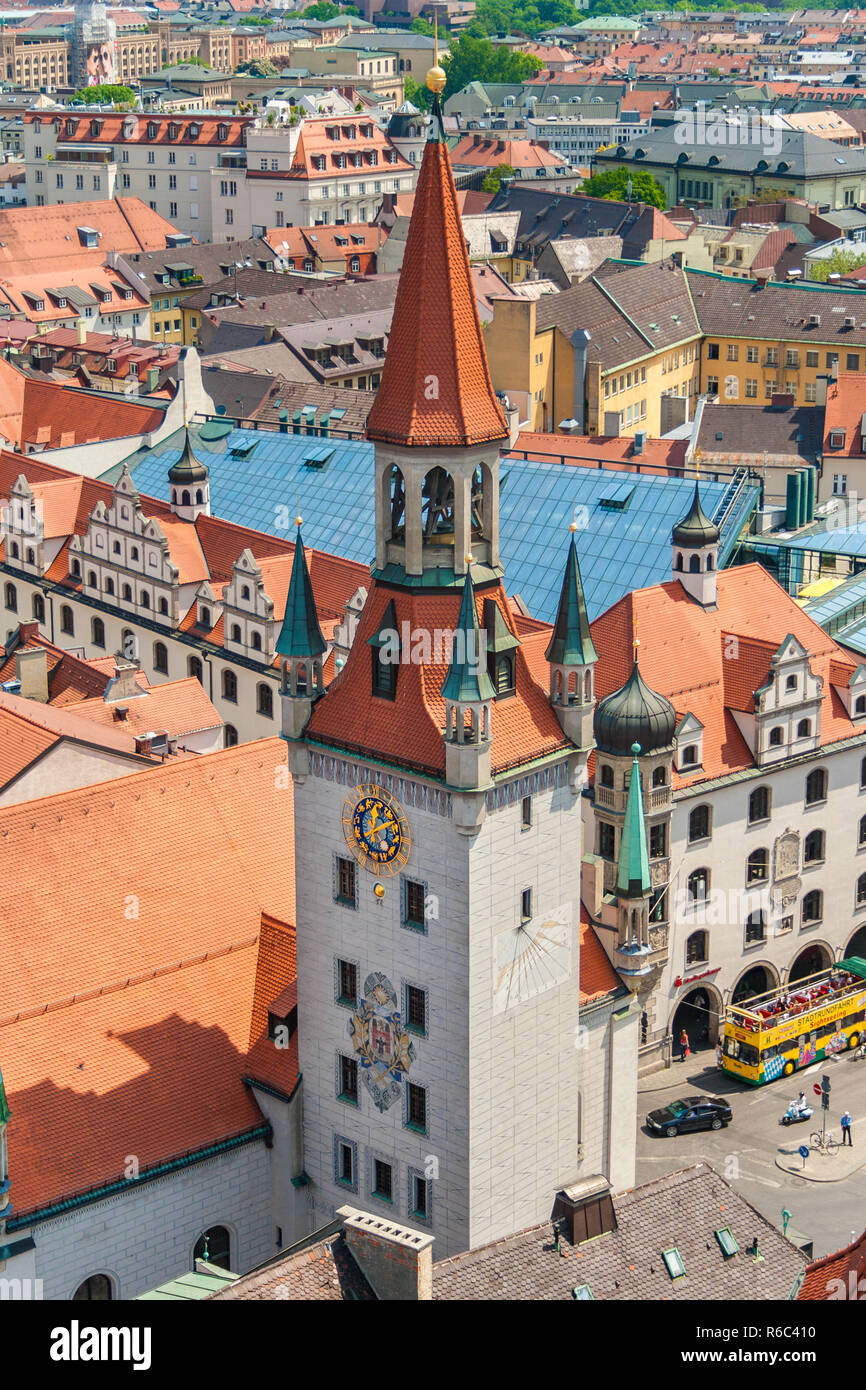 Großes Luftbild der Talburg Tor (Talburgtor) am Alten Rathaus in München, das war einer von den Toren der Stadt im Mittelalter und später... Stockfoto