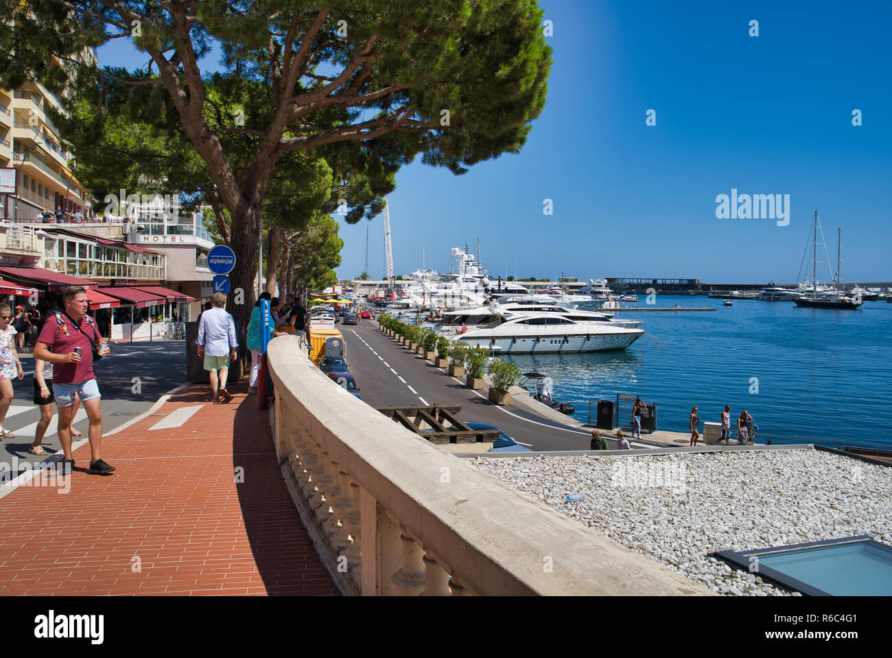 MONACO, EUROPA - August 11, 2018: Damm mit Geschäften und Hotels, Blick auf den Pier Stockfoto