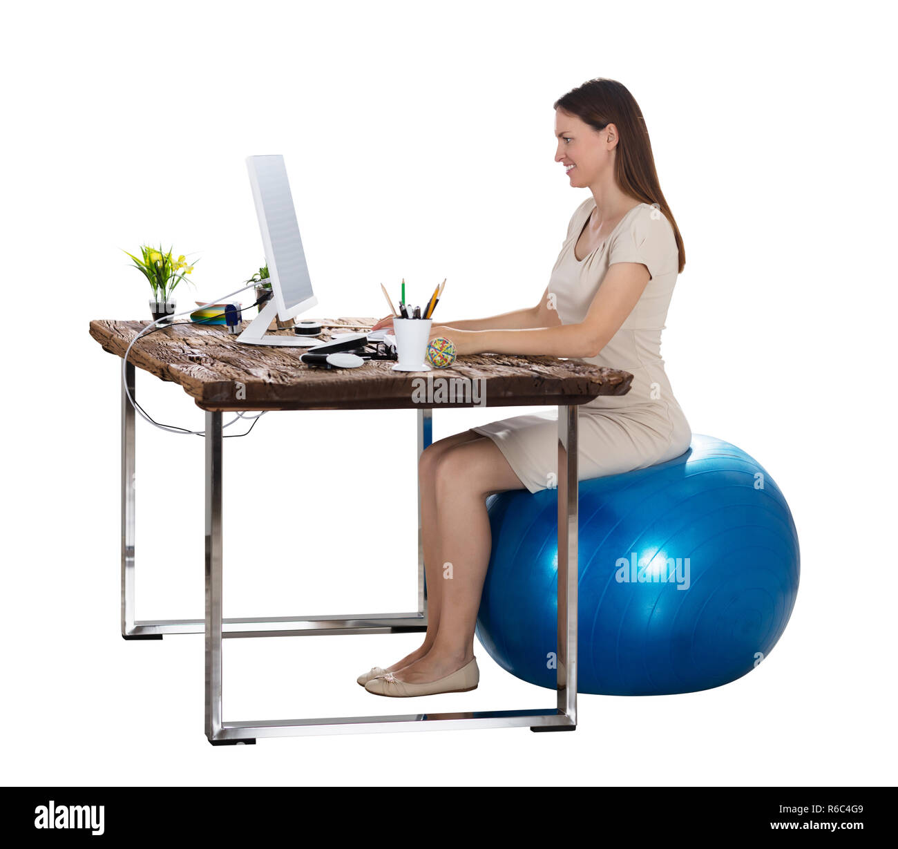 Lächelnden jungen Frau Arbeiten am Computer Stockfoto