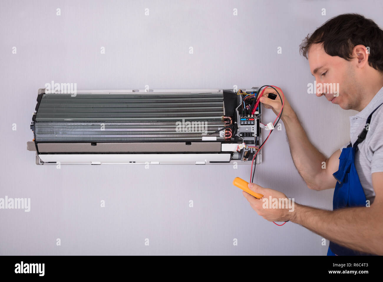 Techniker Prüfung Klimaanlage Stockfoto