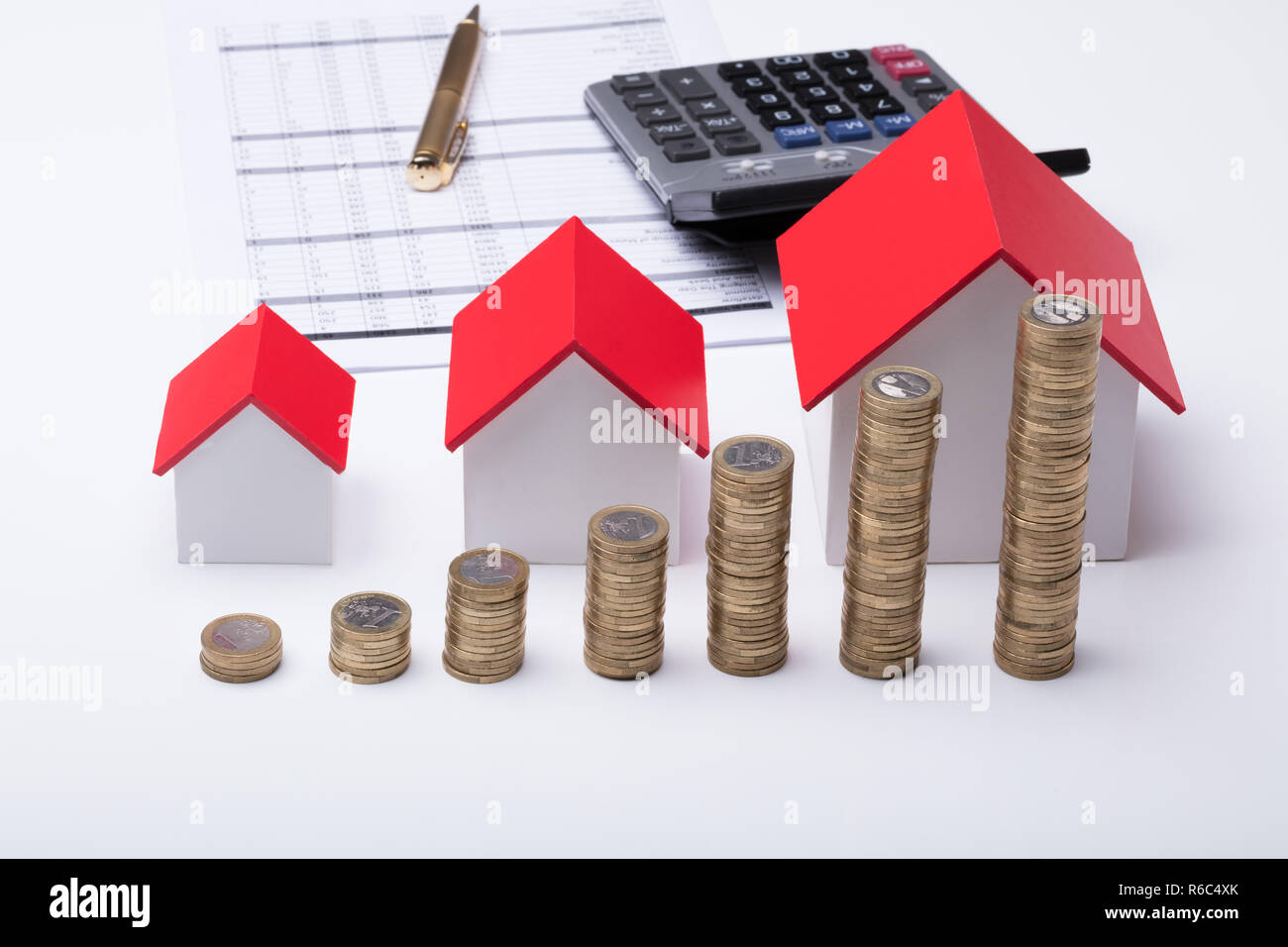 Stapel von Münzen Vor dem Haus Modell und Dokumente Stockfoto