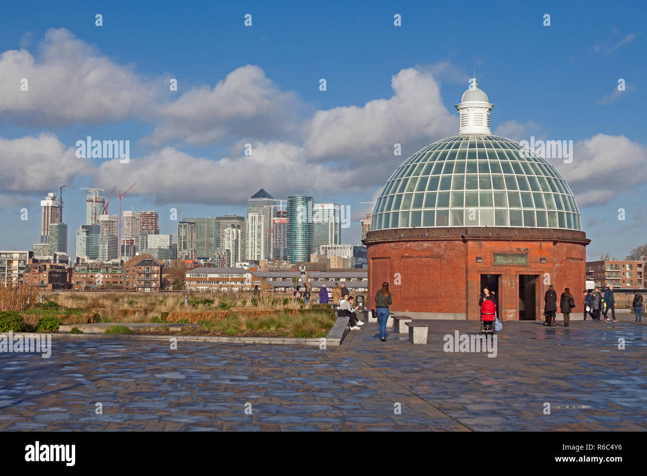 Greenwich Foot Tunnel von 1902, Greenwich Verknüpfung mit der Isle of Dogs. Canary Wharf nördlich des Flusses ist im Hintergrund. Stockfoto