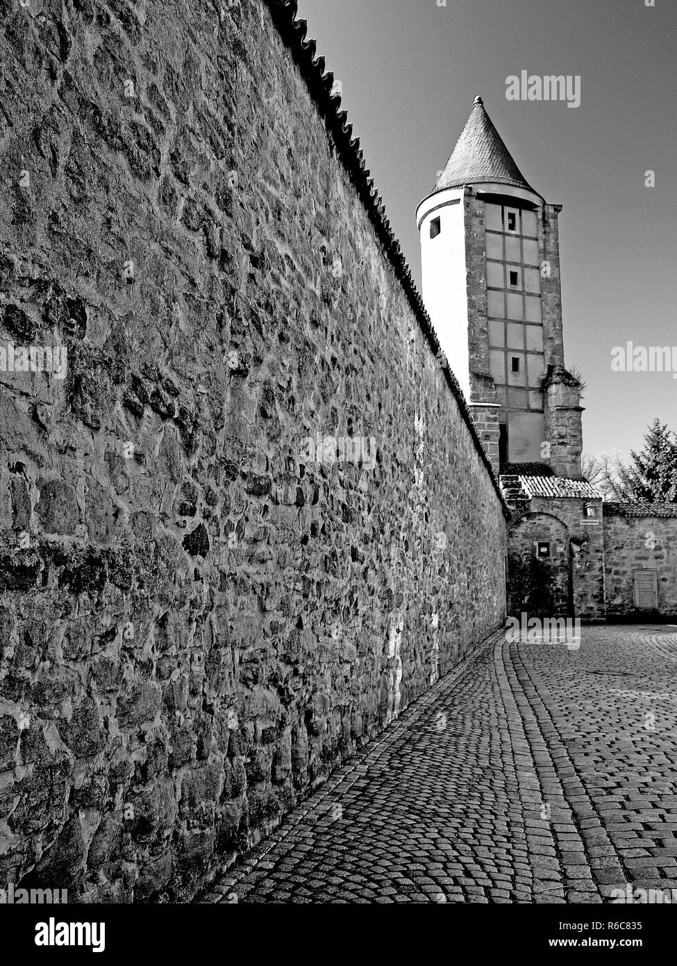 Mittelalterliche Stadtmauer in der deutschen Stadt Dinkelsbühl Stockfoto