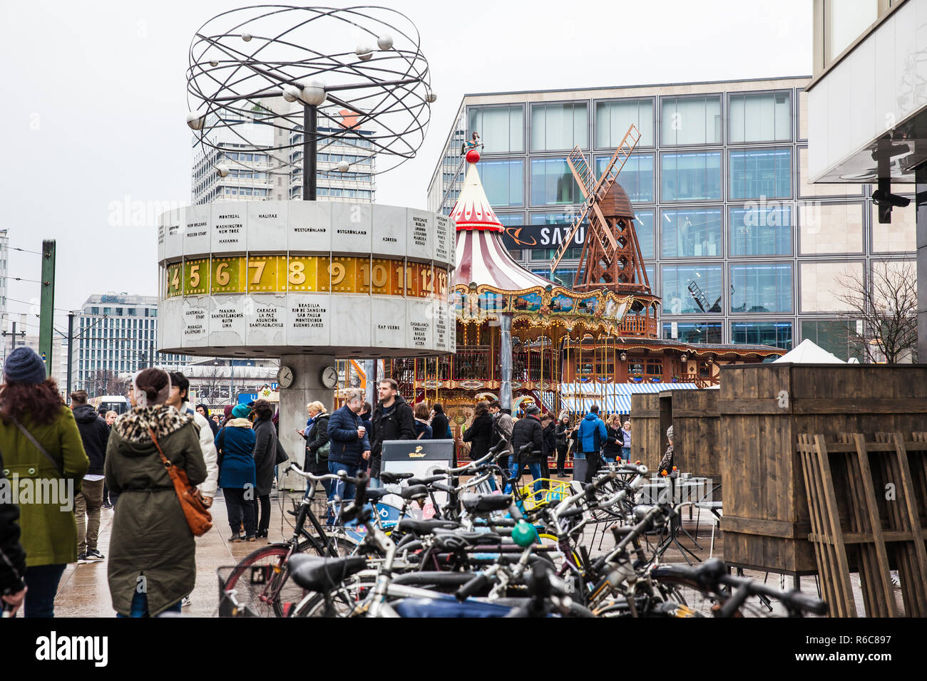 BERLIN, DEUTSCHLAND - MÄRZ 2018: Die Urania Weltzeituhr auf dem öffentlichen Platz Alexanderplatz in Mitte, Berlin Stockfoto