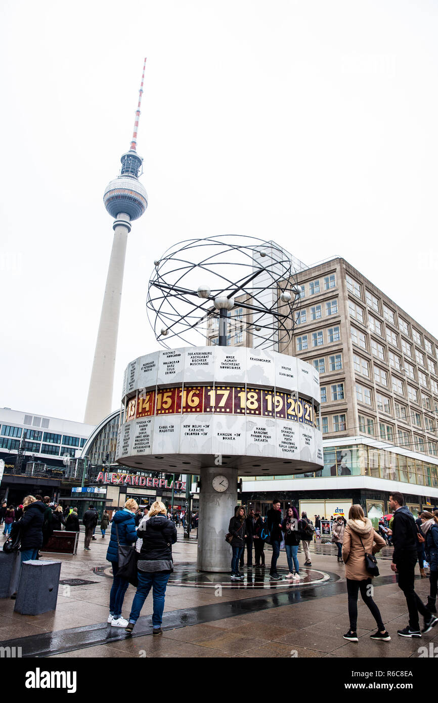 BERLIN, DEUTSCHLAND - MÄRZ 2018: Die Urania Weltzeituhr auf dem öffentlichen Platz Alexanderplatz in Mitte, Berlin Stockfoto