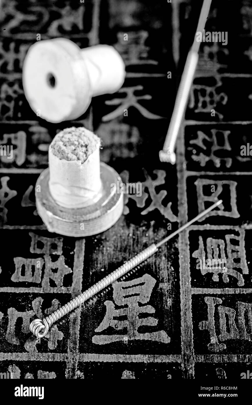 Akupunktur Nadeln und Moxibustion Kegel Stockfoto