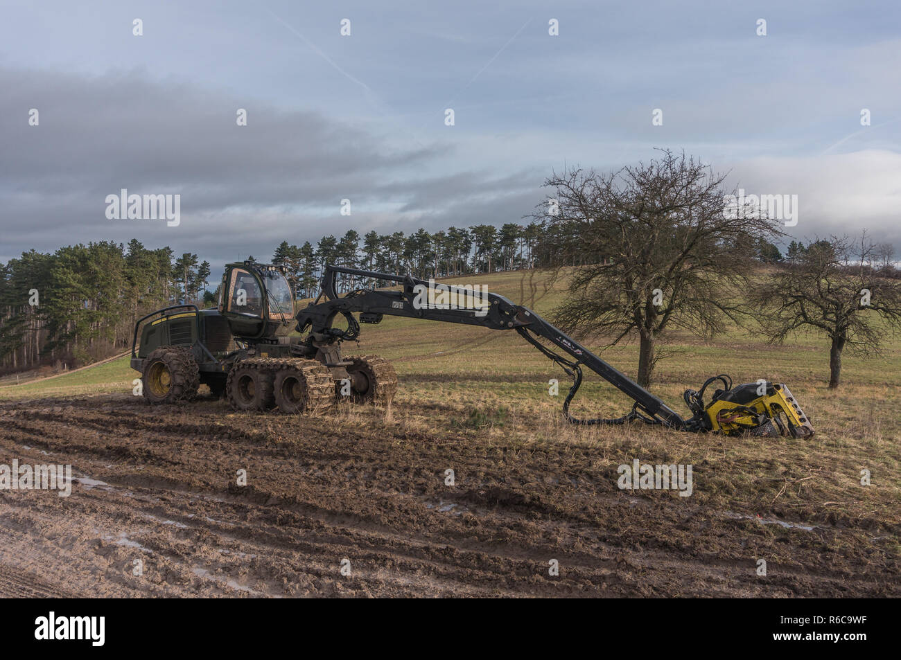 Holz- Harvester auf dem Weg Rand Stockfoto