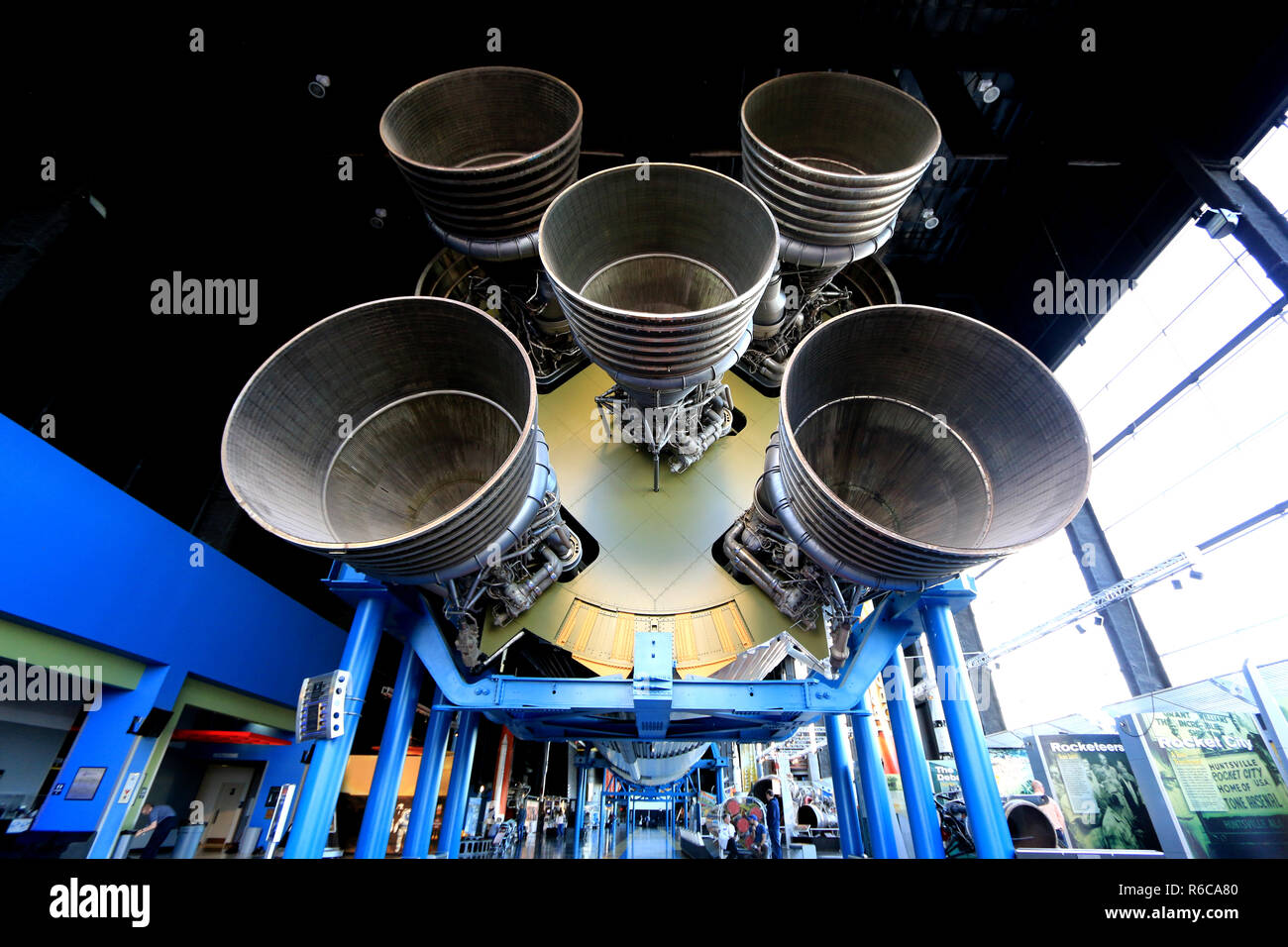 F-1-Triebwerke der ersten Stufe der Saturn V die Saturn V Halle am Davidson Zentrum für Weltraumforschung, US-Raketen- und Space Center Stockfoto