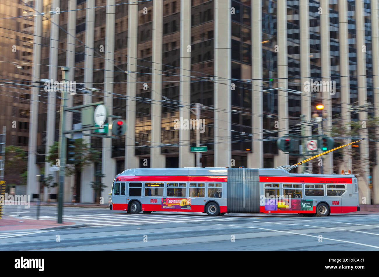 Ein Trolley Bus läuft auf der Market Street in San Francisco, Kalifornien, USA. Stockfoto