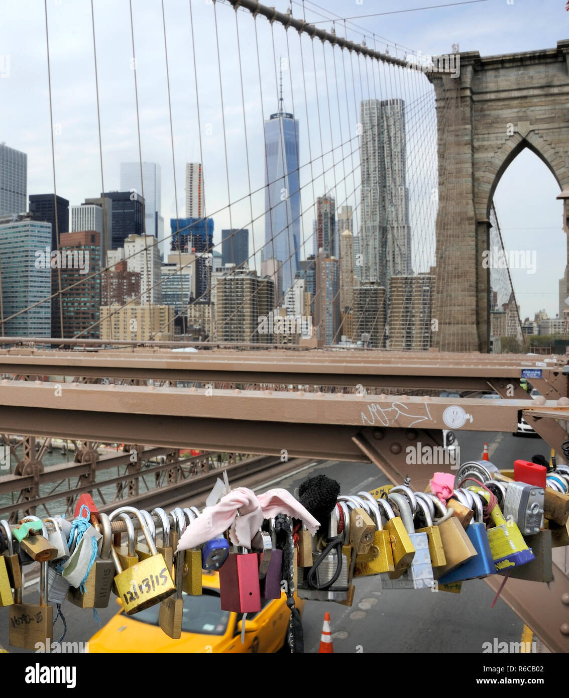 Liebe Sperren auf die Brooklyn Bridge, New York, mit der Manhattan Skyline im Hintergrund. Stockfoto