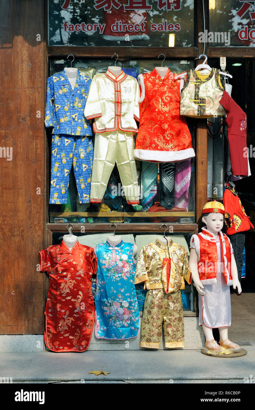 Shop mit traditionelle chinesische Kleidung zum Verkauf in Peking, China  Stockfotografie - Alamy