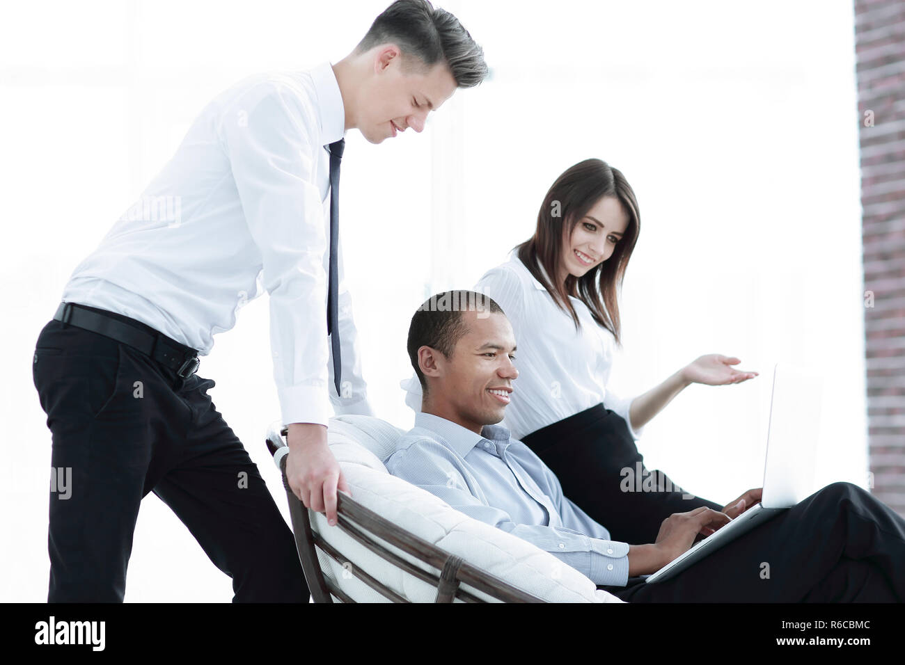 Der Kunde und die Mitarbeiter sprechen im Büro Stockfoto