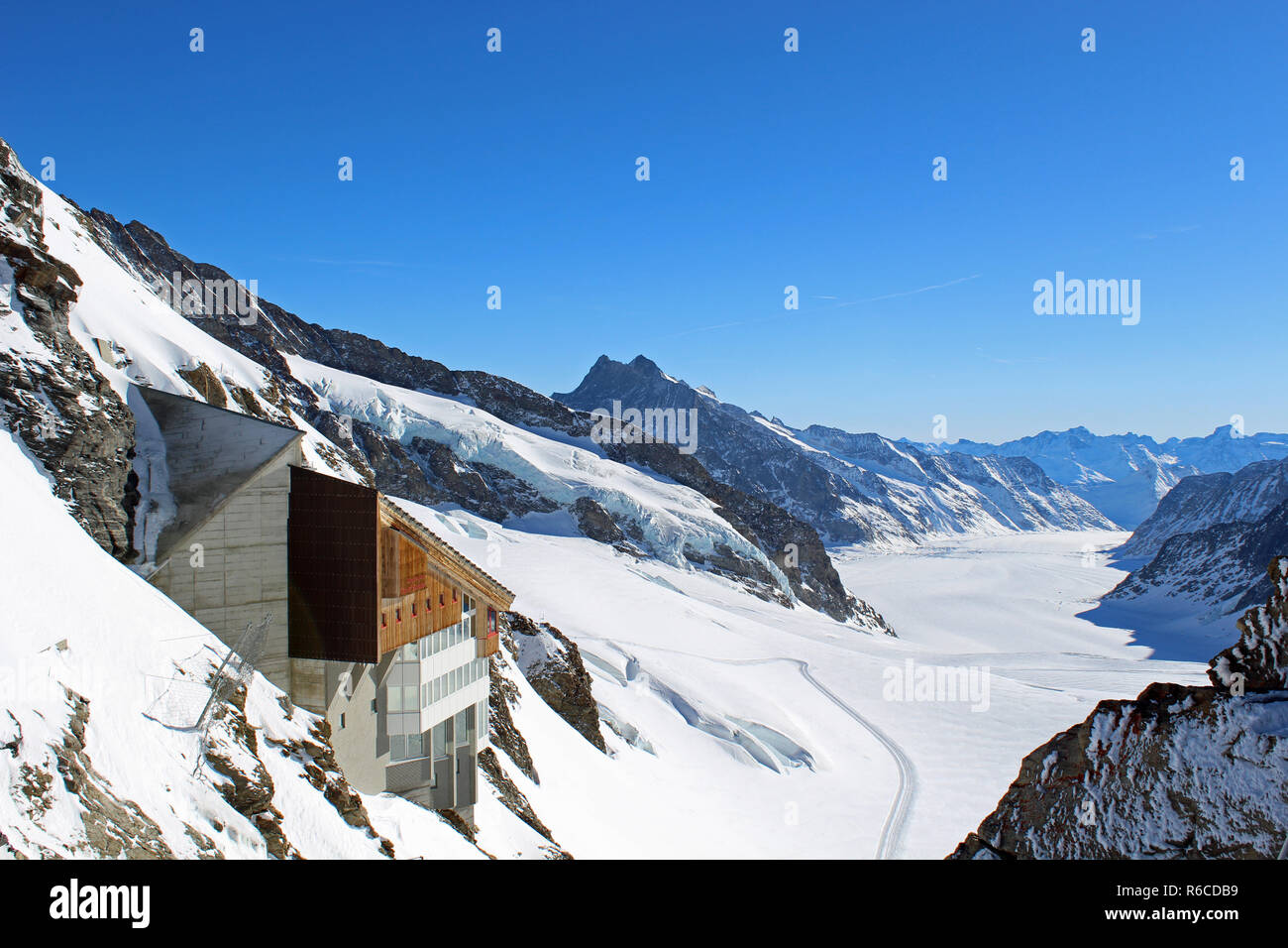 Jungfraujoch - Top of Europe. Aletschgletscher und das Restaurant von Plateau an der höchsten Bahnhof Europas gesehen an einem sonnigen Tag Winter Stockfoto