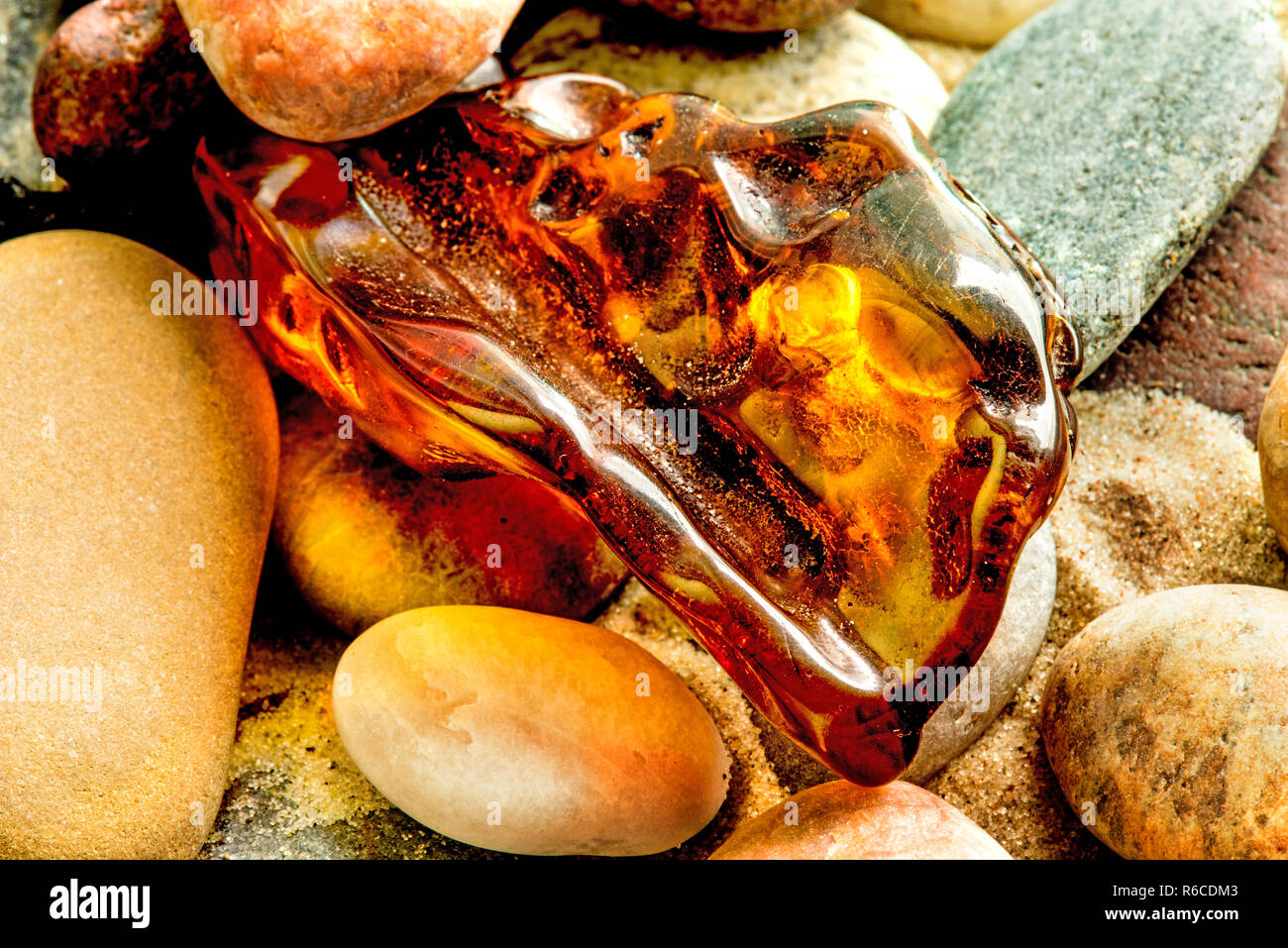 Bernstein am Strand der Ostsee Stockfoto