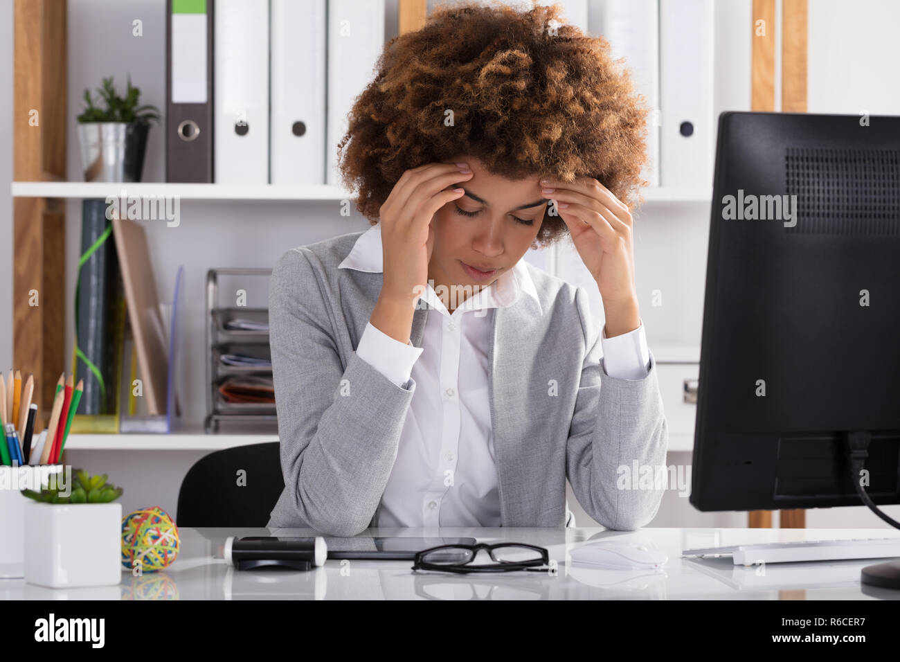 Porträt einer Geschäftsfrau leiden unter Kopfschmerzen. Stockfoto