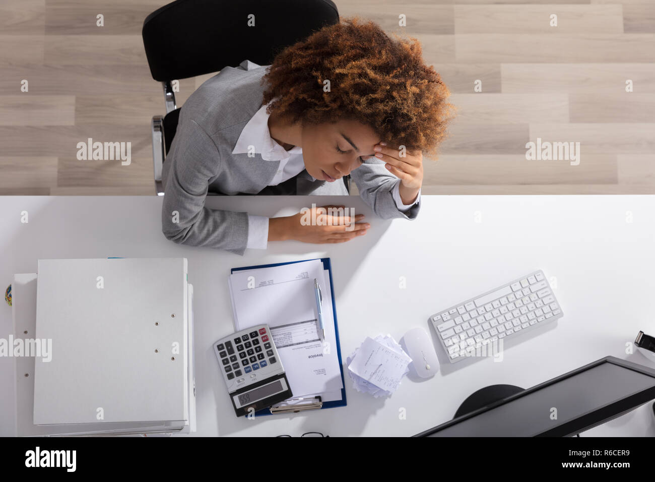 Unglücklich Afro-amerikanische Geschäftsfrau im Büro Stockfoto