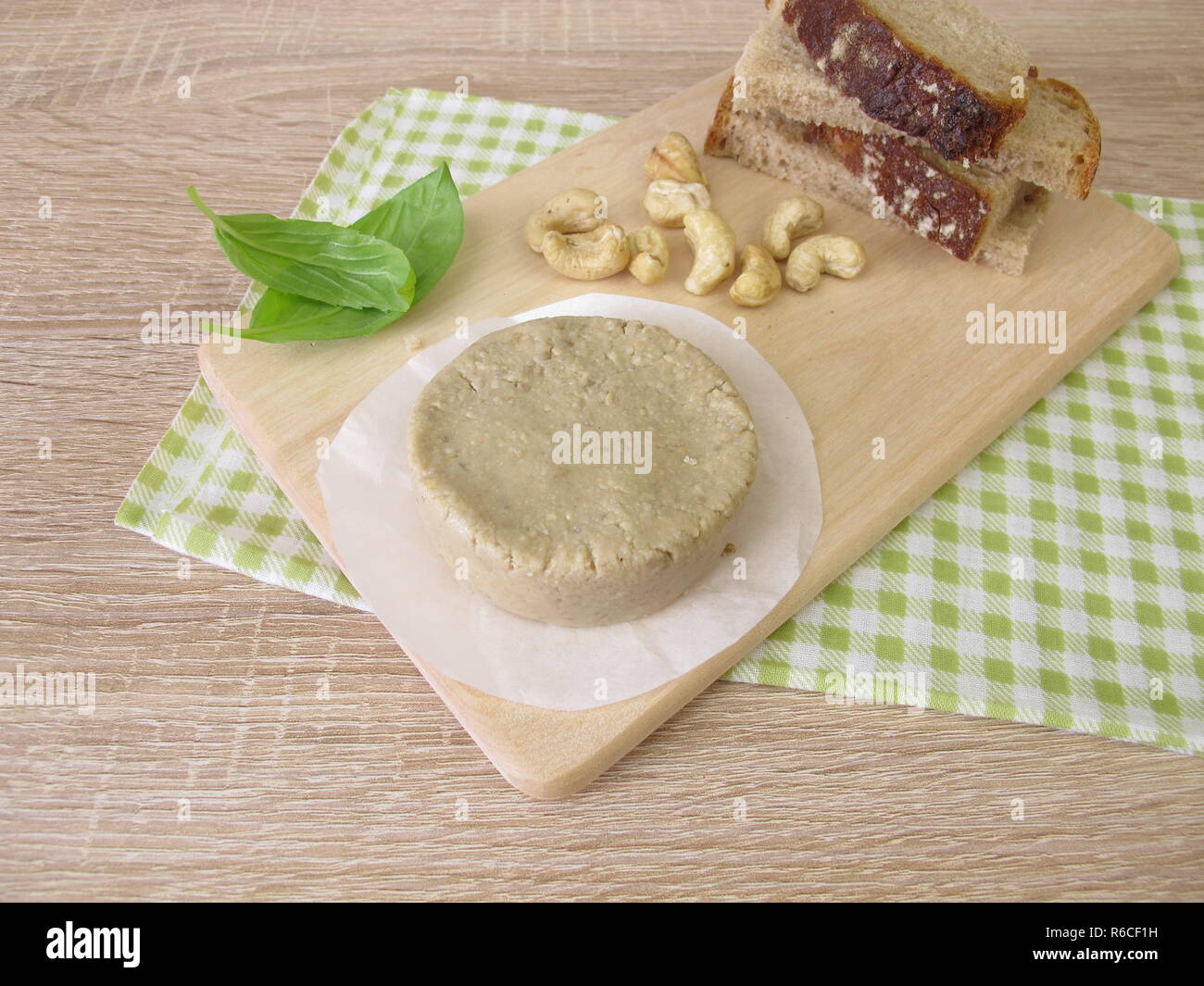 Hausgemachte vegane Käse aus cashews und Brot Stockfoto